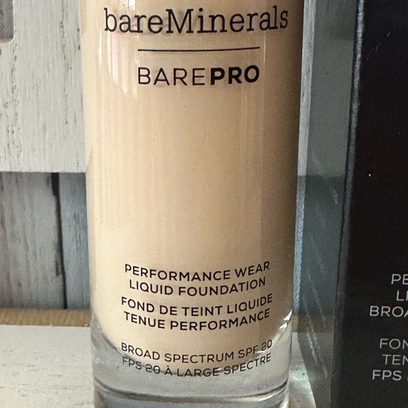 bareMinerals BAREPRO Makeup Performance Wear Liquid Foundation In Warm Light 07 - Picture 2 of 6